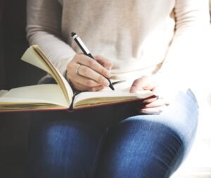 Manfaat Journaling untuk Kesehatan Mental: Menjelajahi Diri dan Meraih Ketenangan Batin
