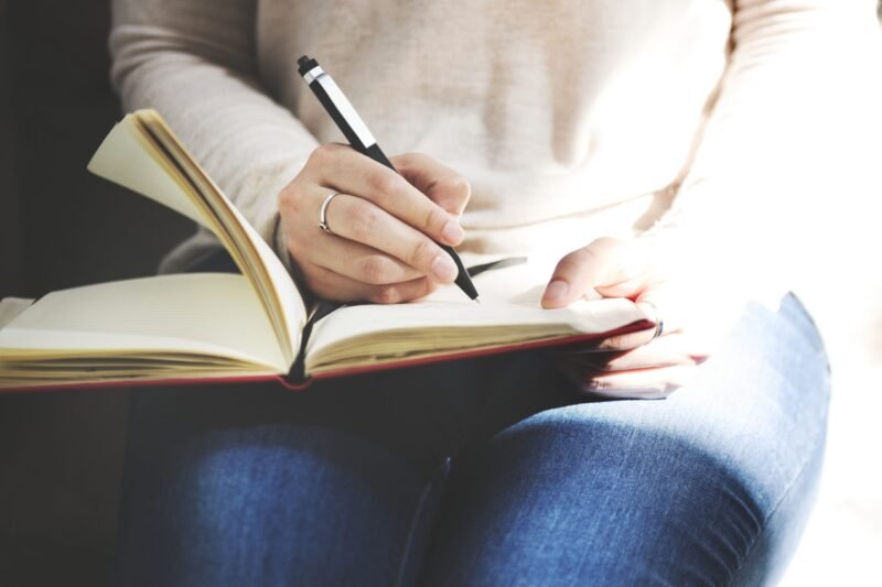 Manfaat Journaling untuk Kesehatan Mental: Menjelajahi Diri dan Meraih Ketenangan Batin