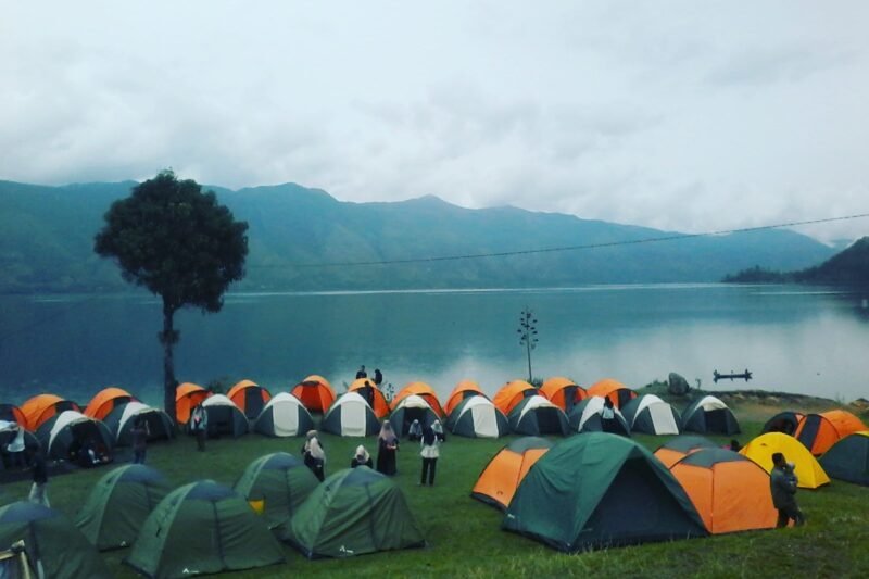 Mendaki Gunung untuk Pemula: Menaklukkan Puncak dengan Persiapan dan Semangat