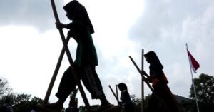 Menjelajahi Akar dan Aturan Permainan Egrang: Warisan Budaya yang Melatih Keseimbangan dan Kekompakan