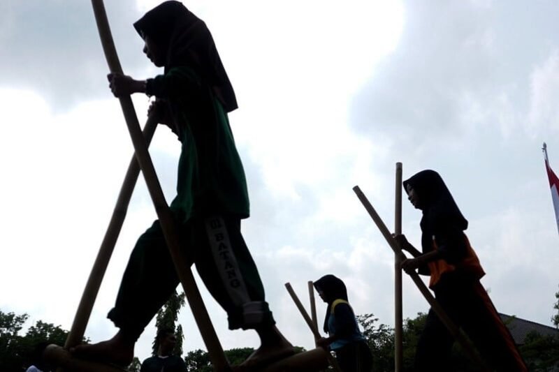 Menjelajahi Akar dan Aturan Permainan Egrang: Warisan Budaya yang Melatih Keseimbangan dan Kekompakan