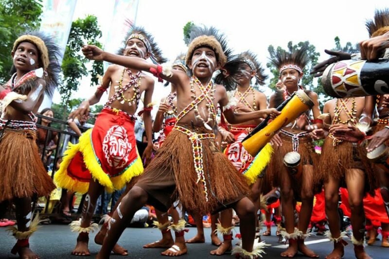 Suku-Suku Terasing: Titik Terang di Tengah Modernitas yang Menggerus