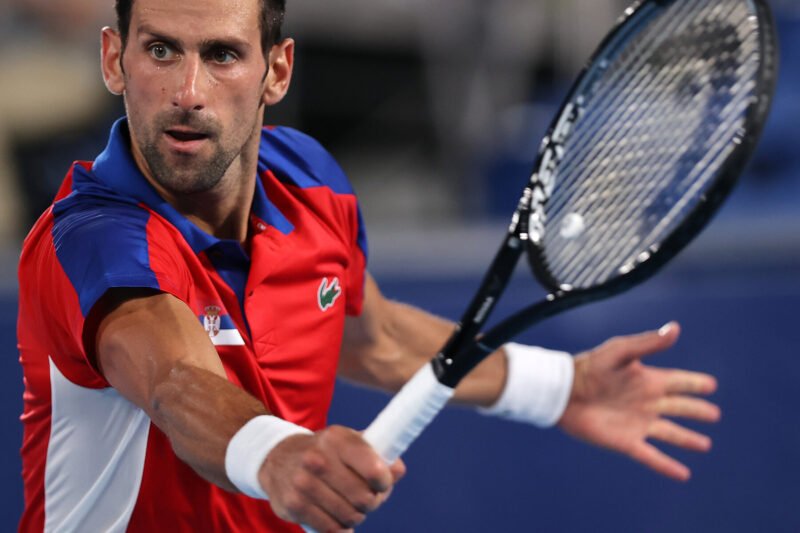 Tentu, mari kita bedah perdebatan abadi tentang siapa yang pantas menyandang gelar GOAT (Greatest of All Time) antara Novak Djokovic dan Rafael Nadal.