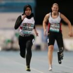 Tentu, mari kita bedah rekor dunia lari 100 meter, sebuah pencapaian yang selalu memukau dan menjadi tolok ukur kecepatan manusia.