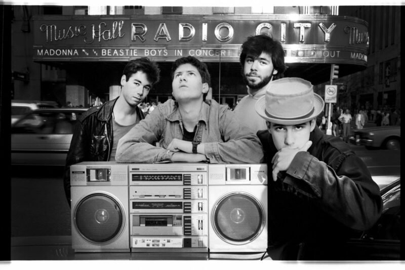 Tentu, mari kita telusuri sejarah dan pengaruh musik hip-hop di dunia.