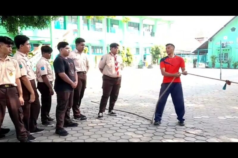 Tentu, mari kita bahas teknik dasar tarik tambang yang benar dalam sebuah artikel yang informatif dan mudah dipahami.