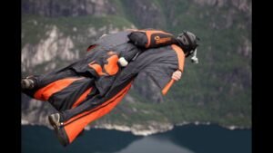 Tentu, mari kita bahas perbedaan mendalam antara BASE Jumping dan Wingsuit Flying.