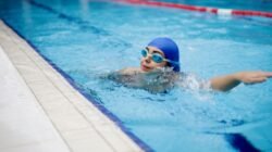 Renang di Laut vs. Kolam Renang: Mana yang Lebih Baik untuk Anda?
