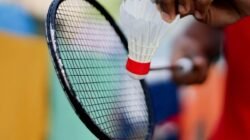 Tentu, mari kita buat artikel informatif tentang kesalahan umum pemula dalam bulutangkis.